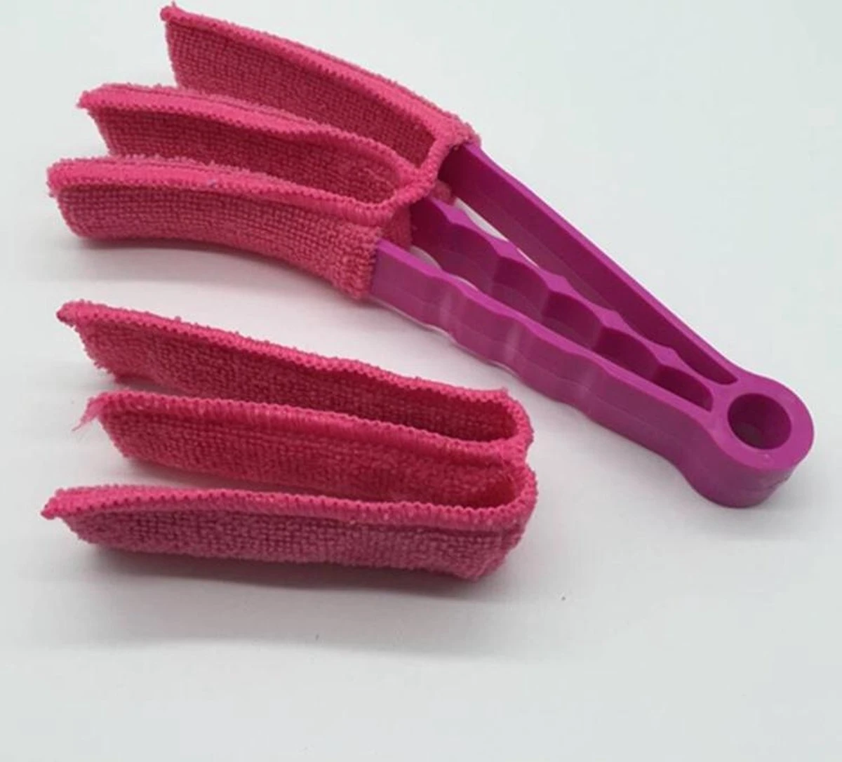 Musthave Gadget Roze - Professionele Jaloezie & Lamellen Reiniger - Lamellen Borstel - Stof Verwijderaar - Jaloezie Stoffer - Incl. Extra Microvezeldoekje 2 Musthave Gadget Roze - Professionele Jaloezie & Lamellen Reiniger - Lamellen Borstel - Stof Verwijderaar - Jaloezie Stoffer - Incl. Extra Microvezeldoekje - Afbeelding 2