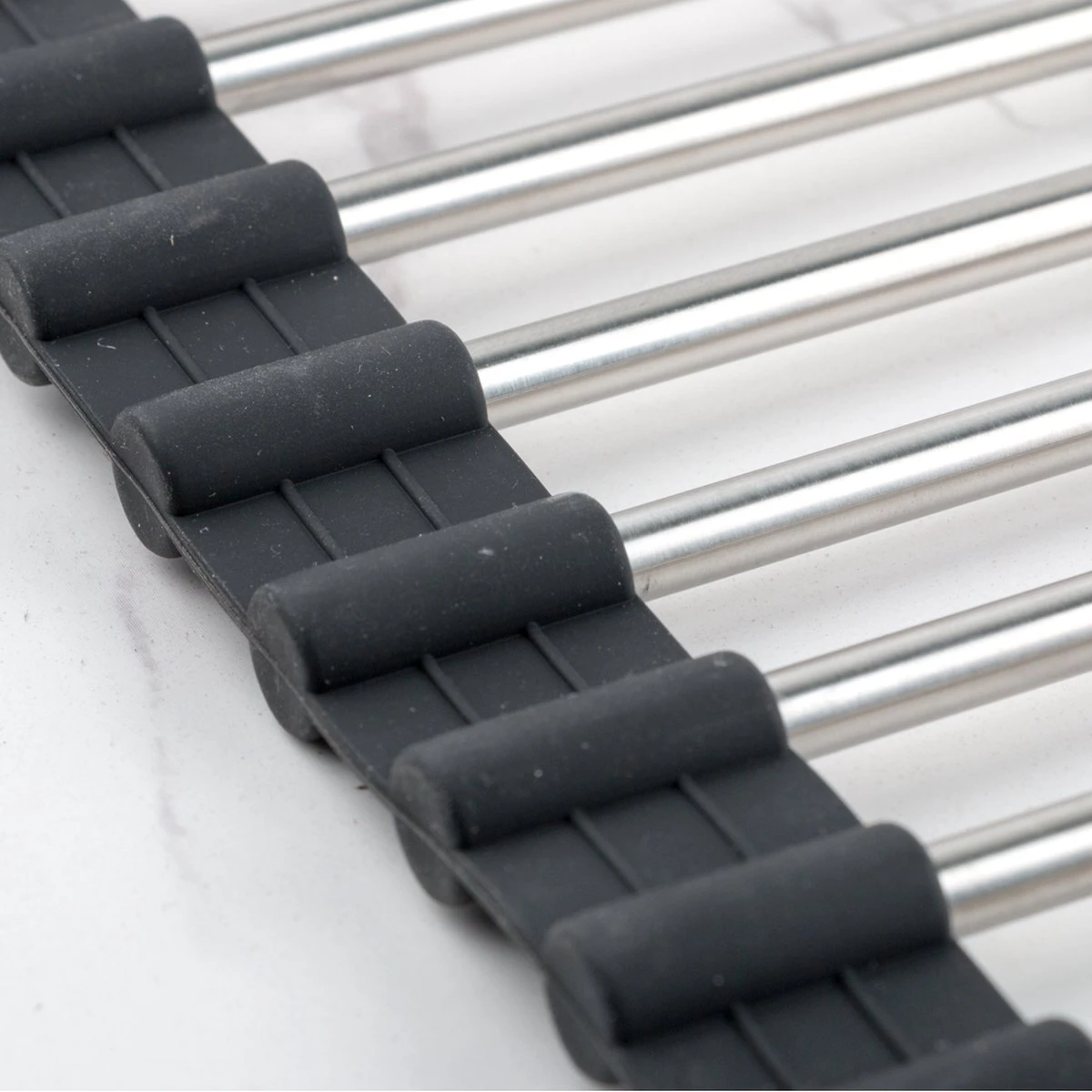 Highport Oprolbaar Vaat Droogrek - Scandinavisch Design - Opvouwbaar Hittebestendig Roestvrijstalen Keuken Afdruiprek - Vaatwasser Geschikt - Sterke 18-staafs Onderzetter - Foodgrade Materiaal 4 Highport Oprolbaar Vaat Droogrek - Scandinavisch Design - Opvouwbaar Hittebestendig Roestvrijstalen Keuken Afdruiprek - Vaatwasser Geschikt - Sterke 18-staafs Onderzetter - Foodgrade Materiaal - Afbeelding 4