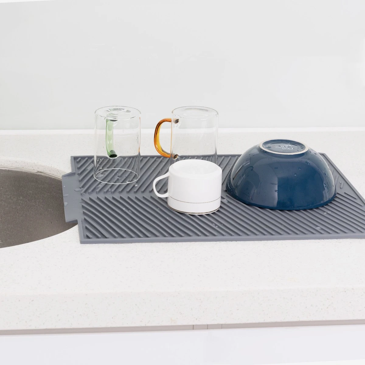 Navaris Siliconen Droogmat Met Afvoer - Aanrecht Droogmat Voor Afwas, Borden, Bestek, Glazen - Grijs 2 Navaris Siliconen Droogmat Met Afvoer - Aanrecht Droogmat Voor Afwas, Borden, Bestek, Glazen - Grijs - Afbeelding 2