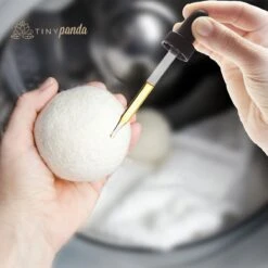 Merkloos Droger Ballen XL 6 Stuks Inclusief Lavendelolie – Zero Waste Dryer Balls - Duurzaam – Wasverzachter – Herbruikbare Drogerballen – Droogt De Was Sneller – Tiny Panda -Winkel Voor Schoonmaakartikelen 1200x1200 533