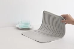 Brabantia SinkSide Afdruipmat - Siliconen - Mid Grey -Winkel Voor Schoonmaakartikelen 1200x799 7