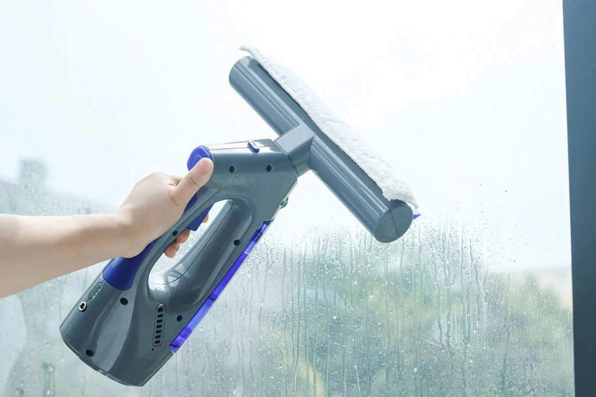 Swiss Pro+ Ruitenreiniger 3 In 1 WV 2 Blue Edition Window Vac - Ca. 120 M² - Waterzuiger - Incl. Smalle Zuigmond - Oplaadbaar - Raamwisser - Streeploos - Clicksystem - 2 Microvezeldoekjes - Met Sprayfunctie - Low Noise - Hepafilter 3 Swiss Pro+ Ruitenreiniger 3 In 1 WV 2 Blue Edition Window Vac - Ca. 120 M² - Waterzuiger - Incl. Smalle Zuigmond - Oplaadbaar - Raamwisser - Streeploos - Clicksystem - 2 Microvezeldoekjes - Met Sprayfunctie - Low Noise - Hepafilter - Afbeelding 3