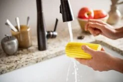 Scrub Daddy Damp Duster - Wonder Stoffer - Geel 7 Scrub Daddy Damp Duster - Wonder Stoffer - Geel -Winkel Voor Schoonmaakartikelen 1200x802 2