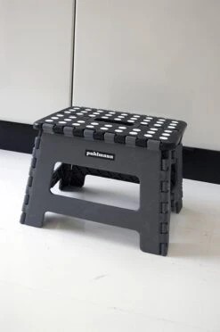PUHLMANN - Inklapbare Kruk, JAMES, Plastic, Grijs, 22 Cm Hoog, Max 100 Kilo 12 PUHLMANN - Inklapbare Kruk, JAMES, Plastic, Grijs, 22 Cm Hoog, Max 100 Kilo -Winkel Voor Schoonmaakartikelen 797x1200 2